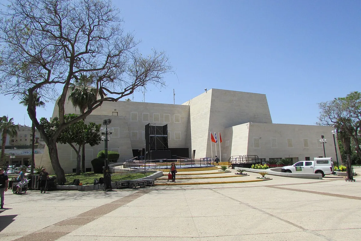 Beit Yad Lebanim on Ahuza Street, home of the Yad Lebanim culture hall, with the memorial statue in front